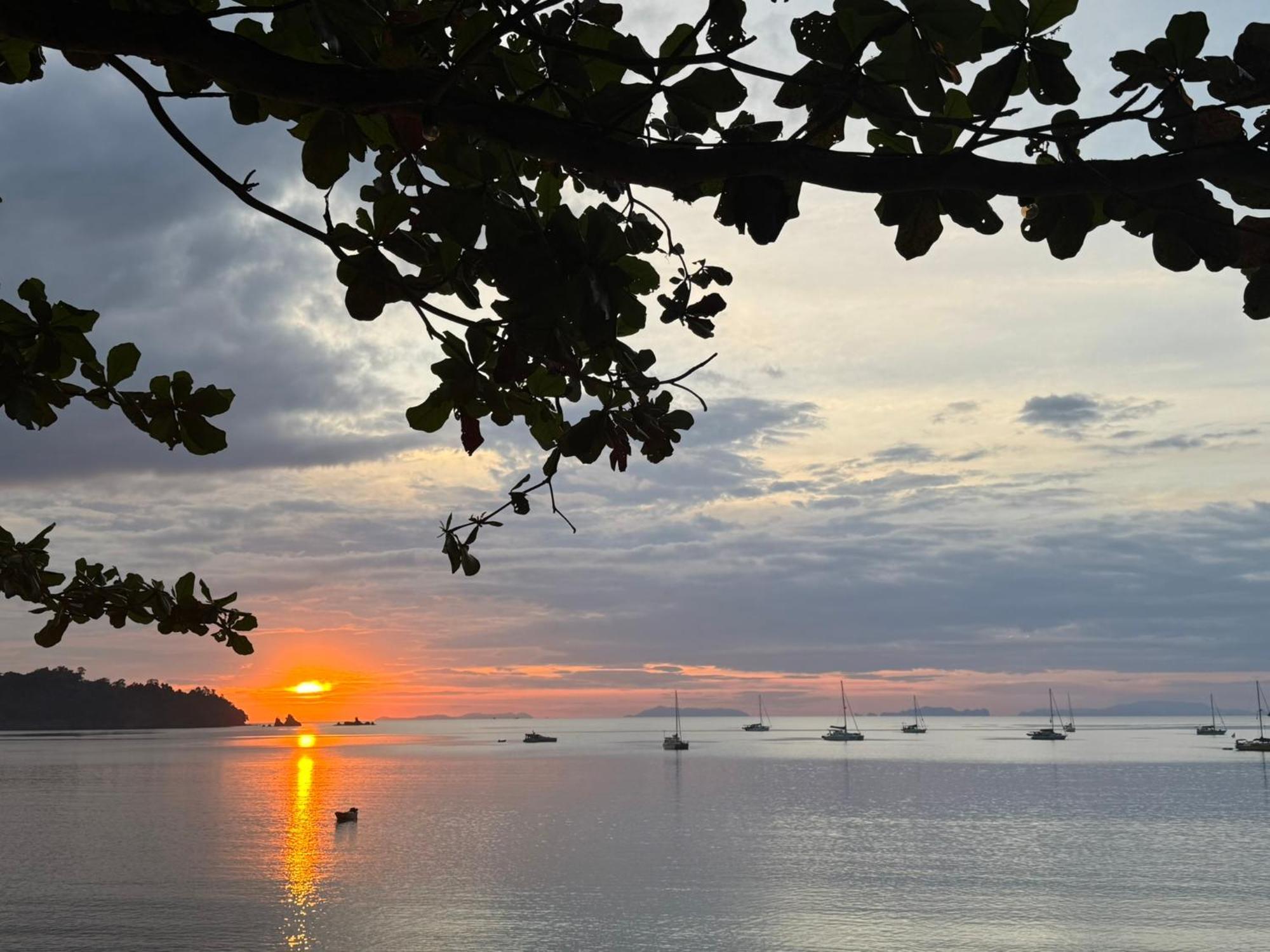 Sunny Cove Beach Resort Koh Phayam Ranong Kültér fotó